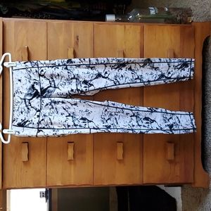 Leggings with side/thigh pockets & interior back pocket, black/white marble